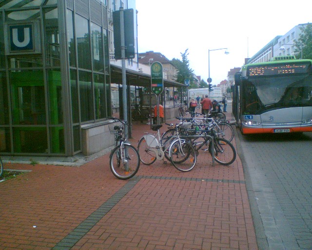 Snodo dei trasporti pubblici bus - tram - bici